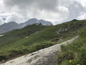 Krumbacher Höhenweg zur Mindelheimer Hütte_Blick zur Mindelheimer Hütte
