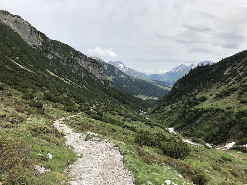 Wanderung vom Spullersee über die Ravensburger Hütte nach Zug_Weg ins Tal