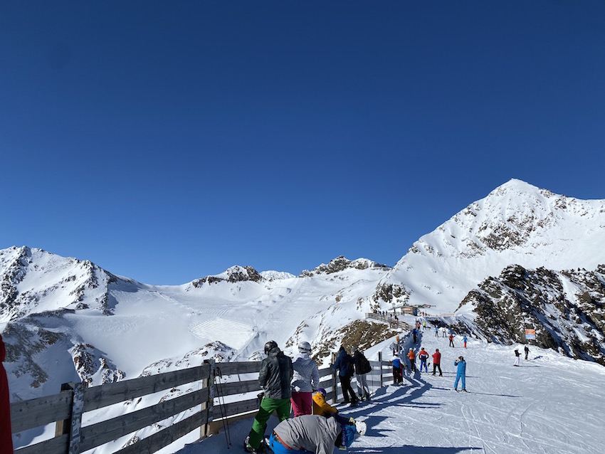 Skifahren auf dem Stubaier Gletscher_Blick zur Wildspitz Bergstation